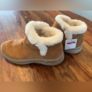 NWT Skechers Arch Fit Fur lined Snow Boots size 9.